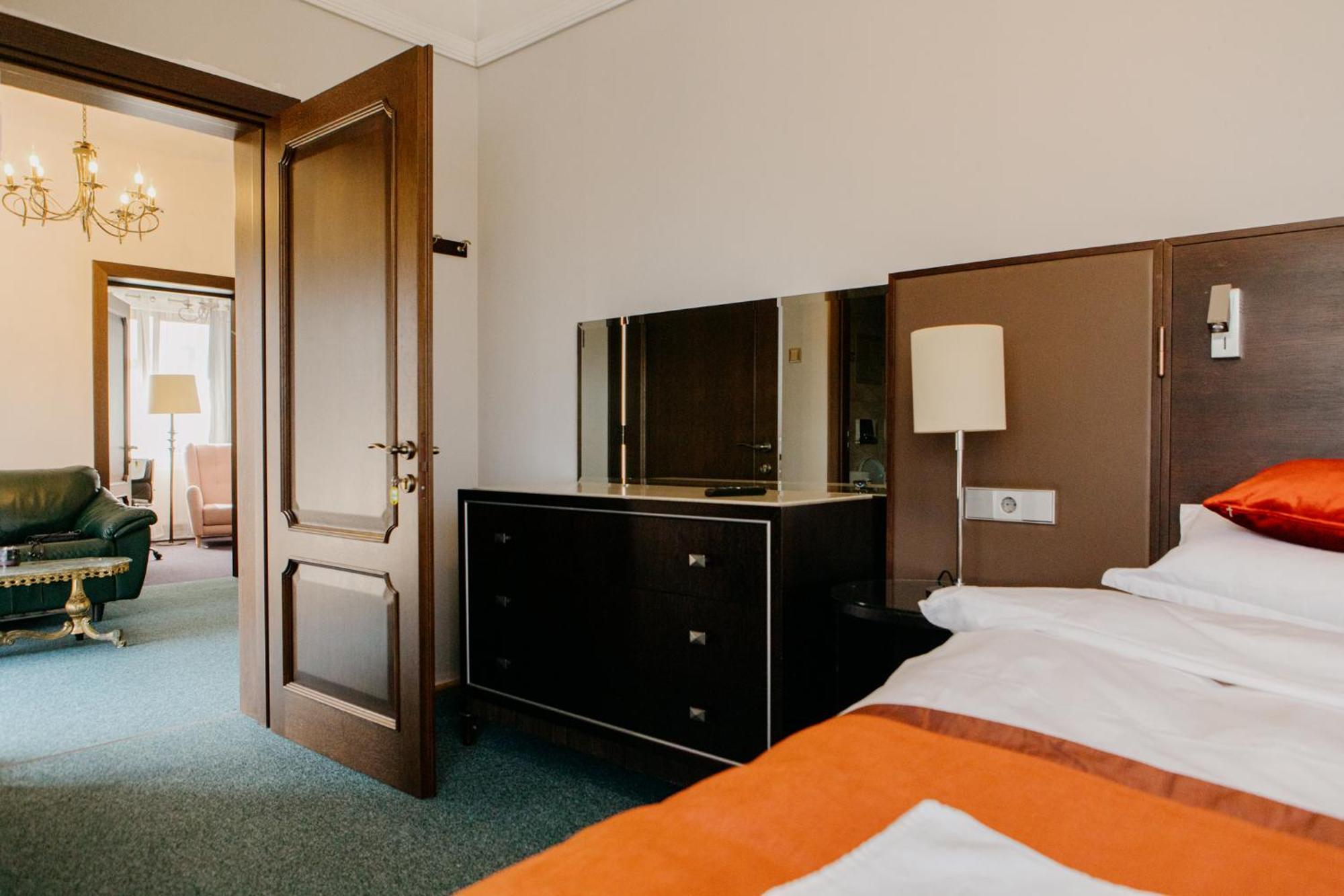 Excelsior Inn Турда Екстериор снимка